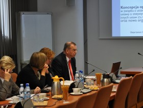 Dyrektor J. Dygaszewicz podczas prezentacji