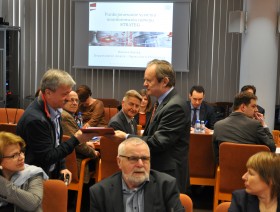 Przewodniczący prof. F. Kubiczek wręcza powołanie na członka Rady p. J. Sobocie