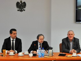 Prezydium: (od lewej) Prezes GUS dr Dominik Rozkrut, Przewodniczący Rady prof. dr Franciszek Kubiczek, wiceprzewodnicząc