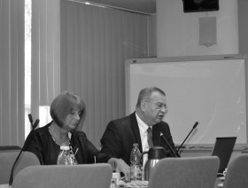 Kierownictwo Dep. Programowania  i Koordynacji Badań GUS: Anna Dobrowolska i Janusz Dygaszewicz - prezentują temat 1.
